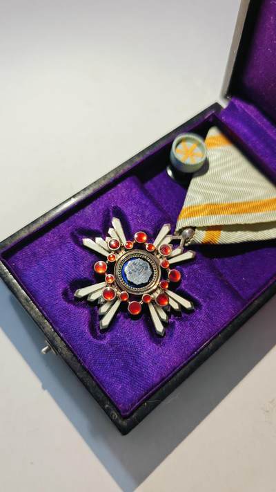 东亚勋章徽章主题拍卖7（80件） - 勋六等瑞宝章（带绶带20g）（四钉）