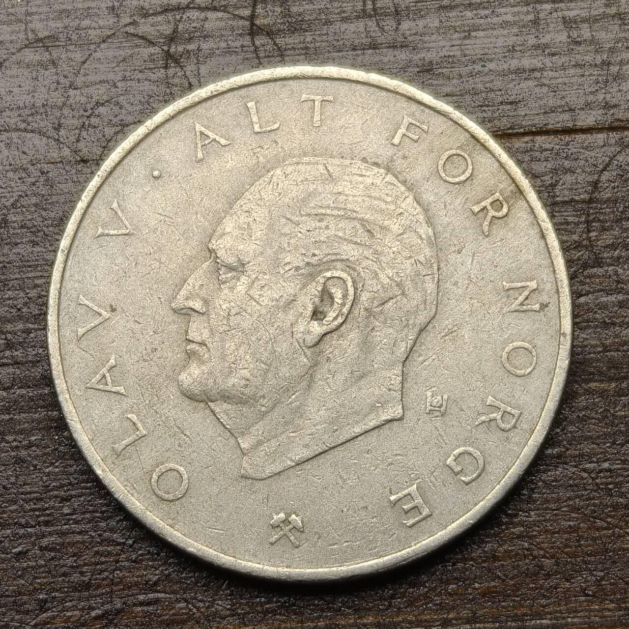 【铜匠收藏】★第142★散币专场 不寄存，30包邮。不满30元，支付5元运费。《接受代拍 代送NGC评级》 26【无寄存】挪威 1975年 1克朗 皇冠 奥拉夫五世国王 铜镍币