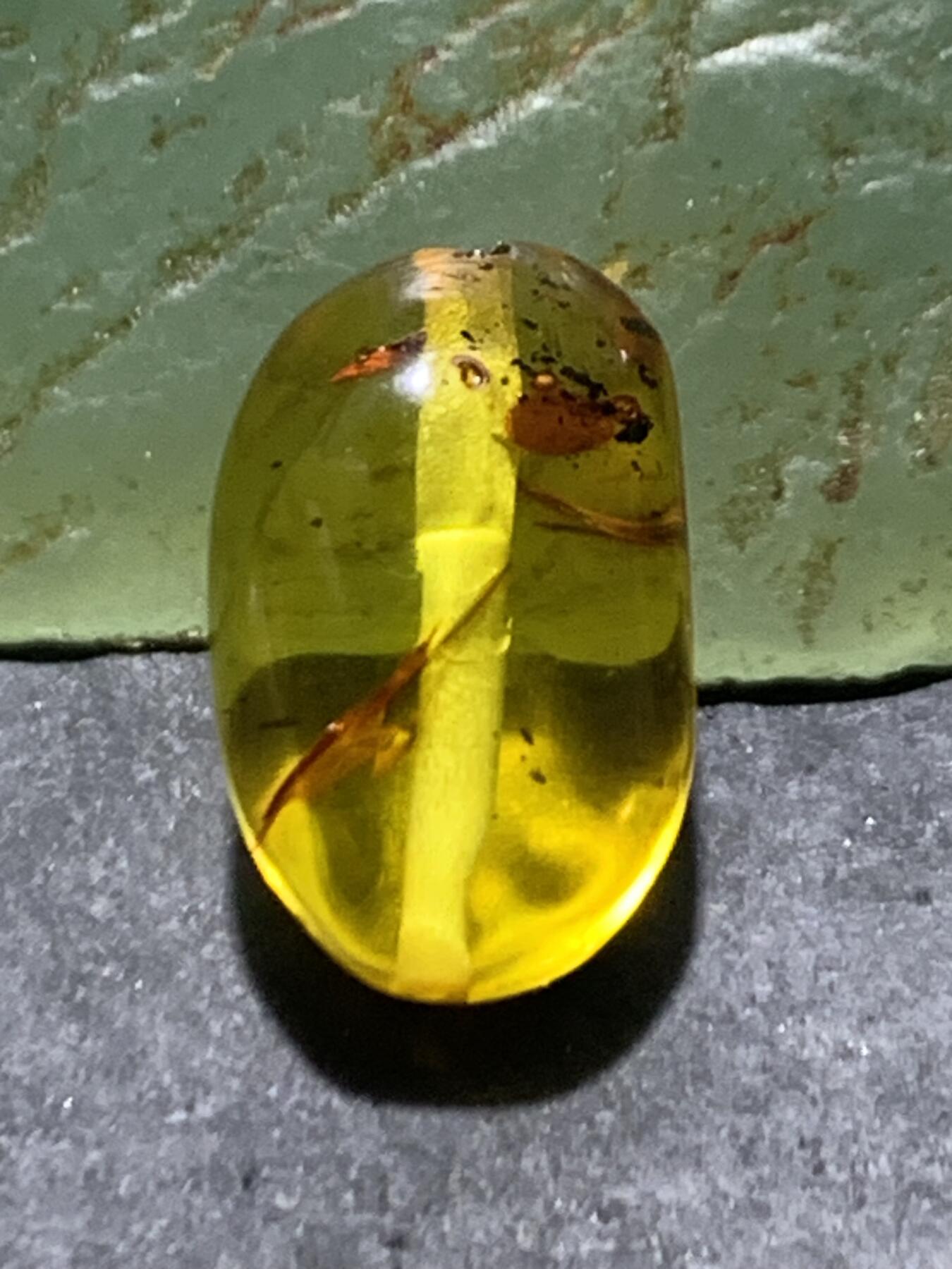 乌克兰花珀随形珠一个，