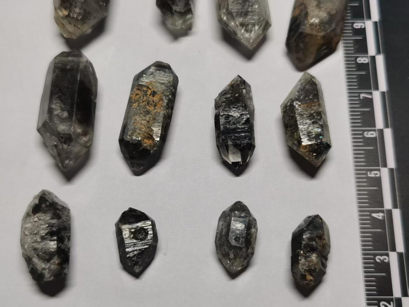 七河·世界币章矿标杂件每周小拍（总第36期）（周一结标） 藏家出品 X730（6） 暗色系云贵闪灵水晶原石一组16件 本件拍品由合作藏家邮寄