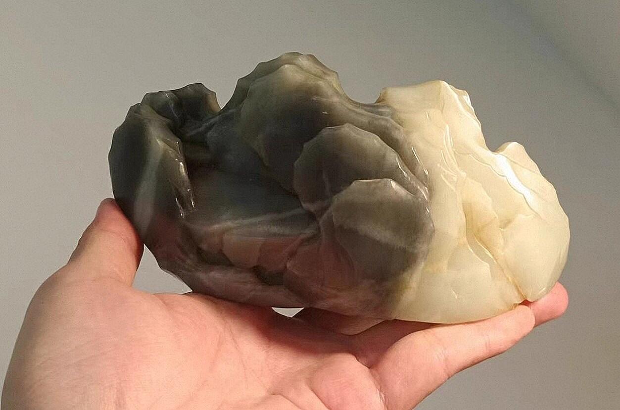 老和田玉正宗籽料巧雕山子摆件  老和田玉籽料巧雕山子摆件  