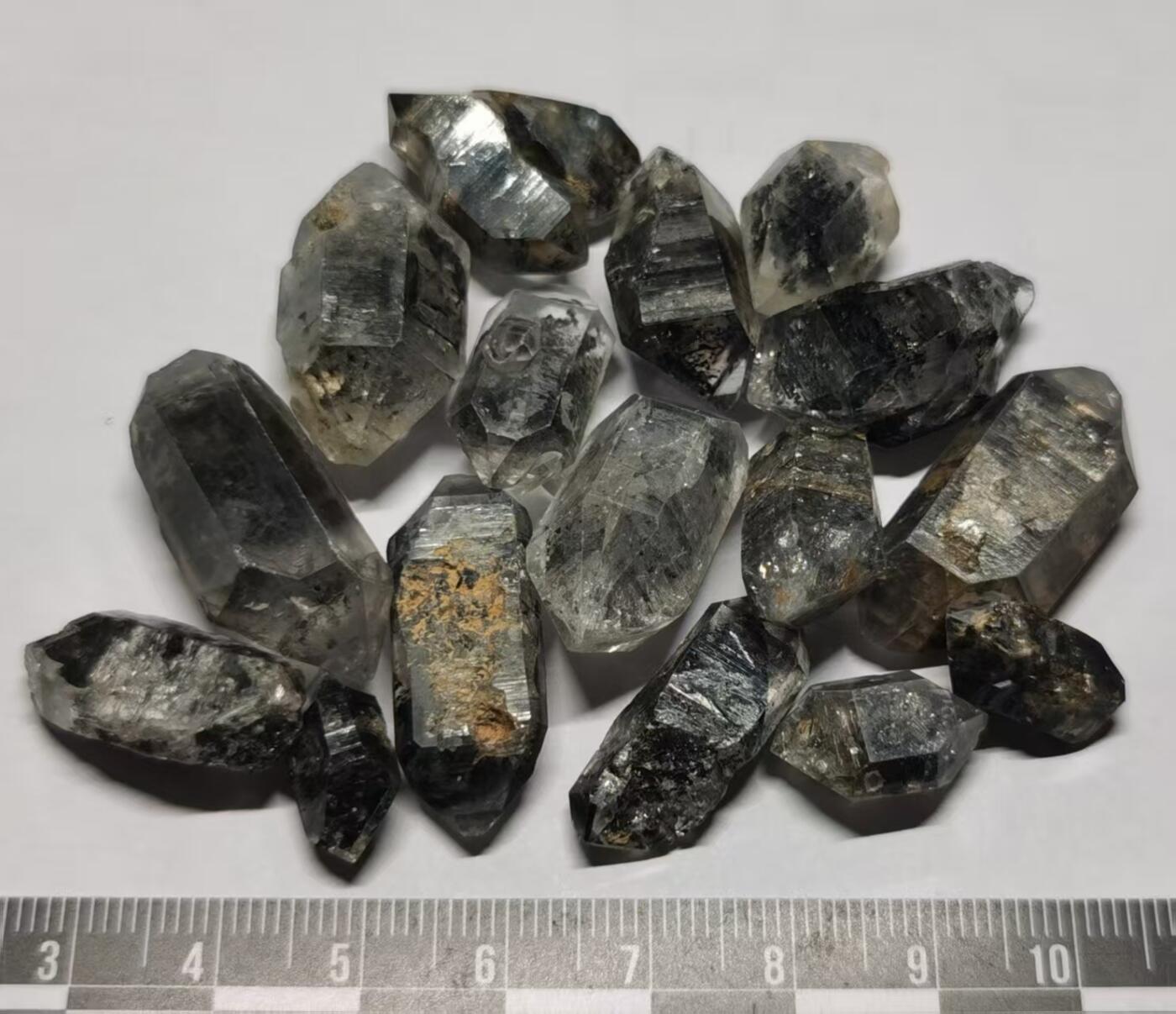 七河·世界币章矿标杂件每周小拍（总第36期）（周一结标） 藏家出品 X730（6） 暗色系云贵闪灵水晶原石一组16件 本件拍品由合作藏家邮寄