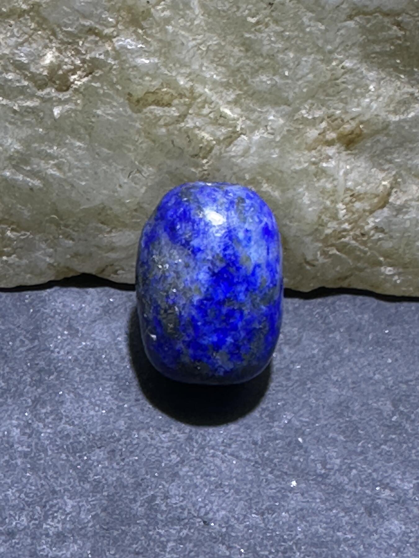 阿富汗老矿青金石随形小桶珠一颗，