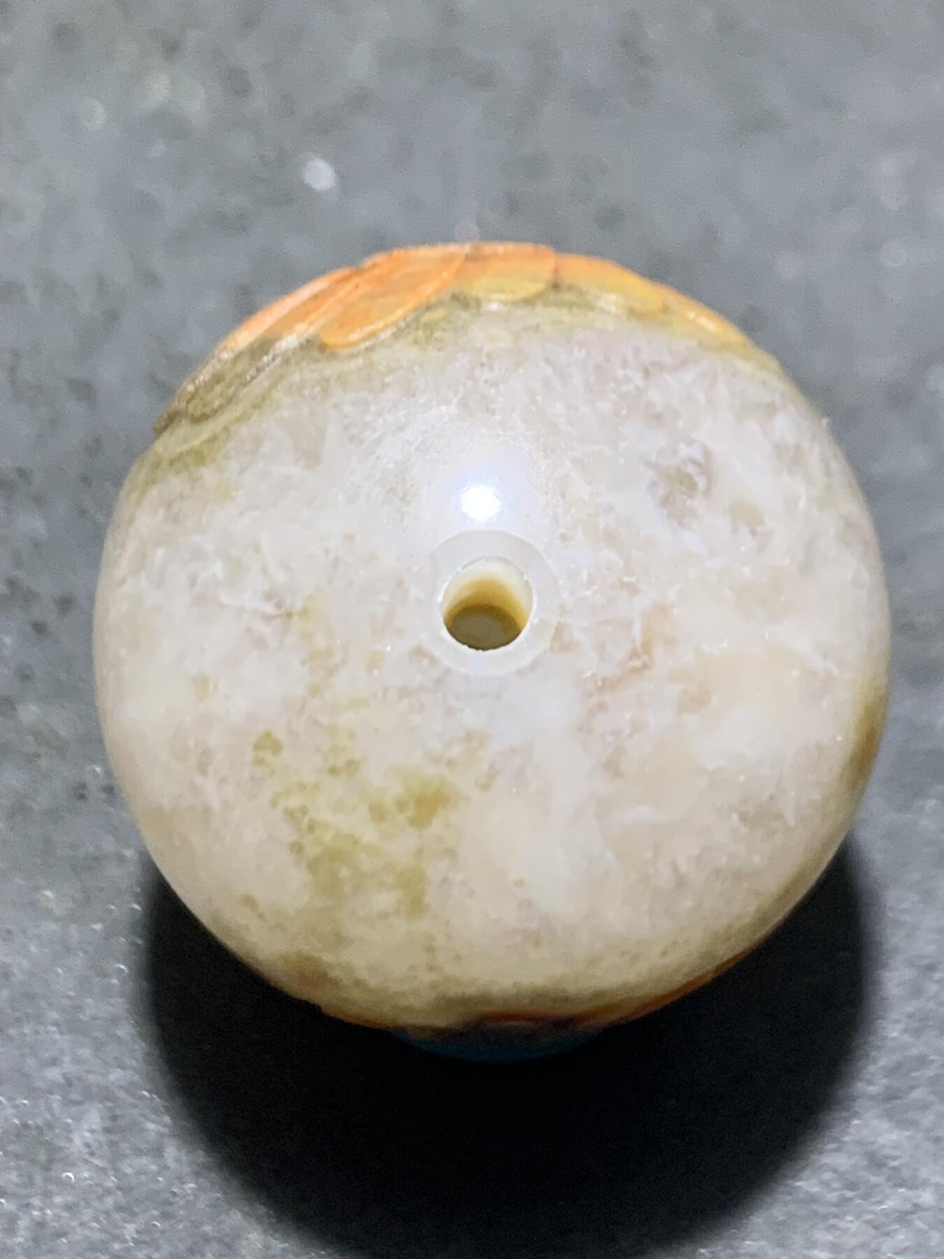 精美冰飘亚光战国红玛瑙手工俏色巧雕双面太阳花圆珠一个，