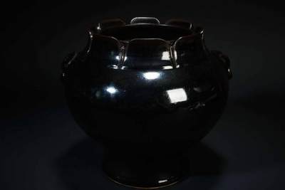 上海都达杂项专场90【全场包邮】  乌金釉莲花口兽耳尊83-63