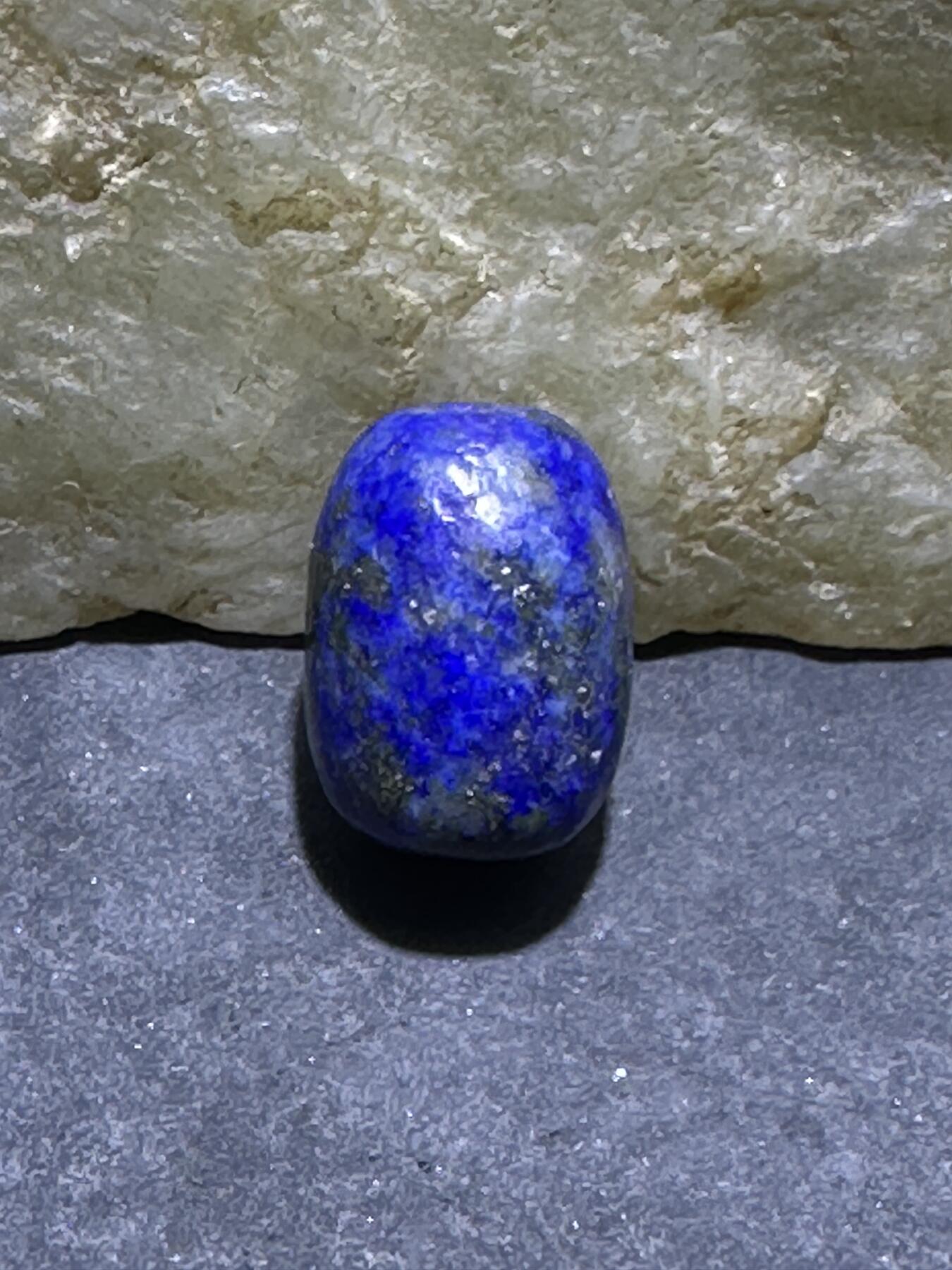 阿富汗老矿青金石随形小桶珠一颗，