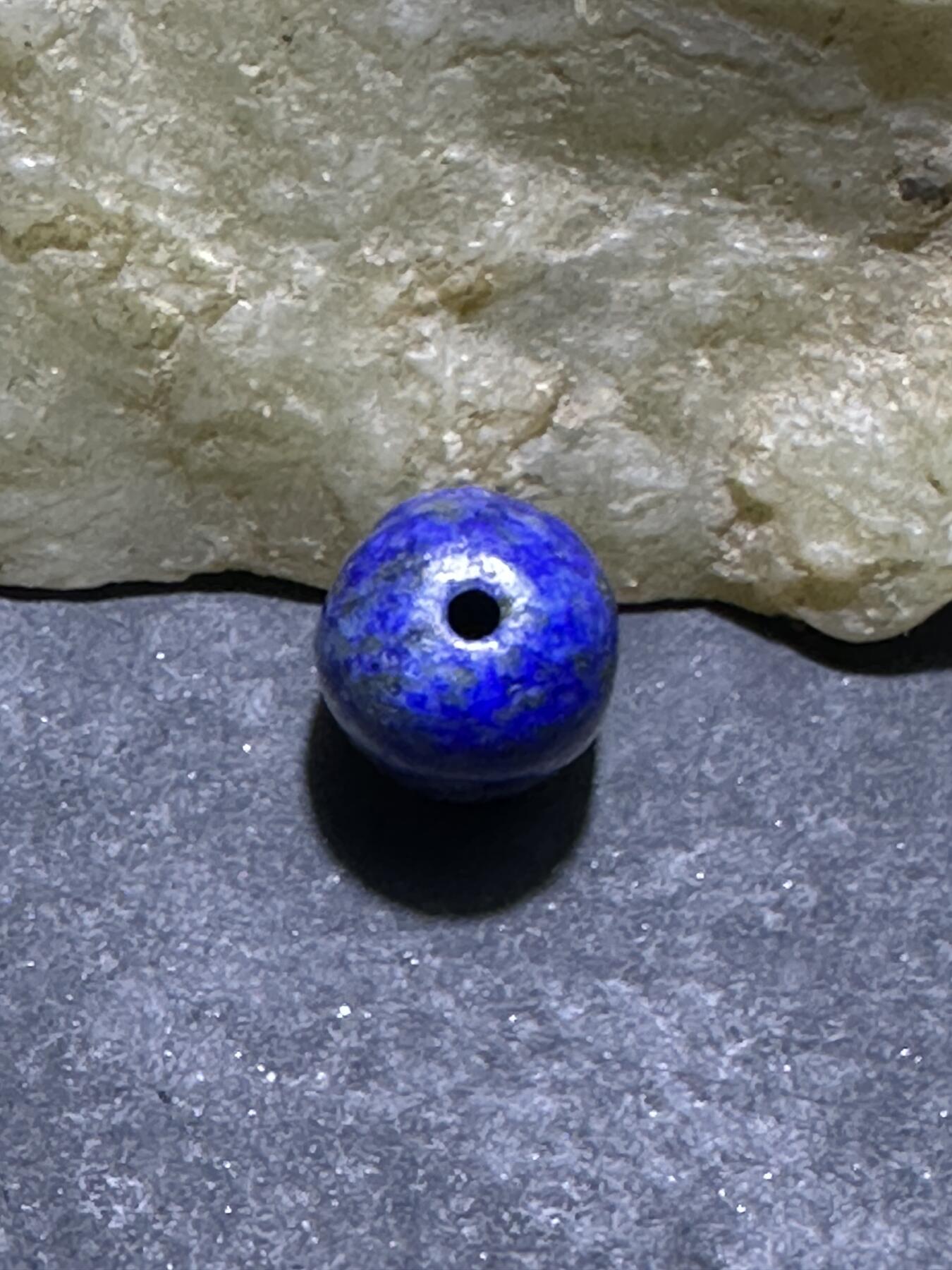 阿富汗老矿青金石随形小桶珠一颗，