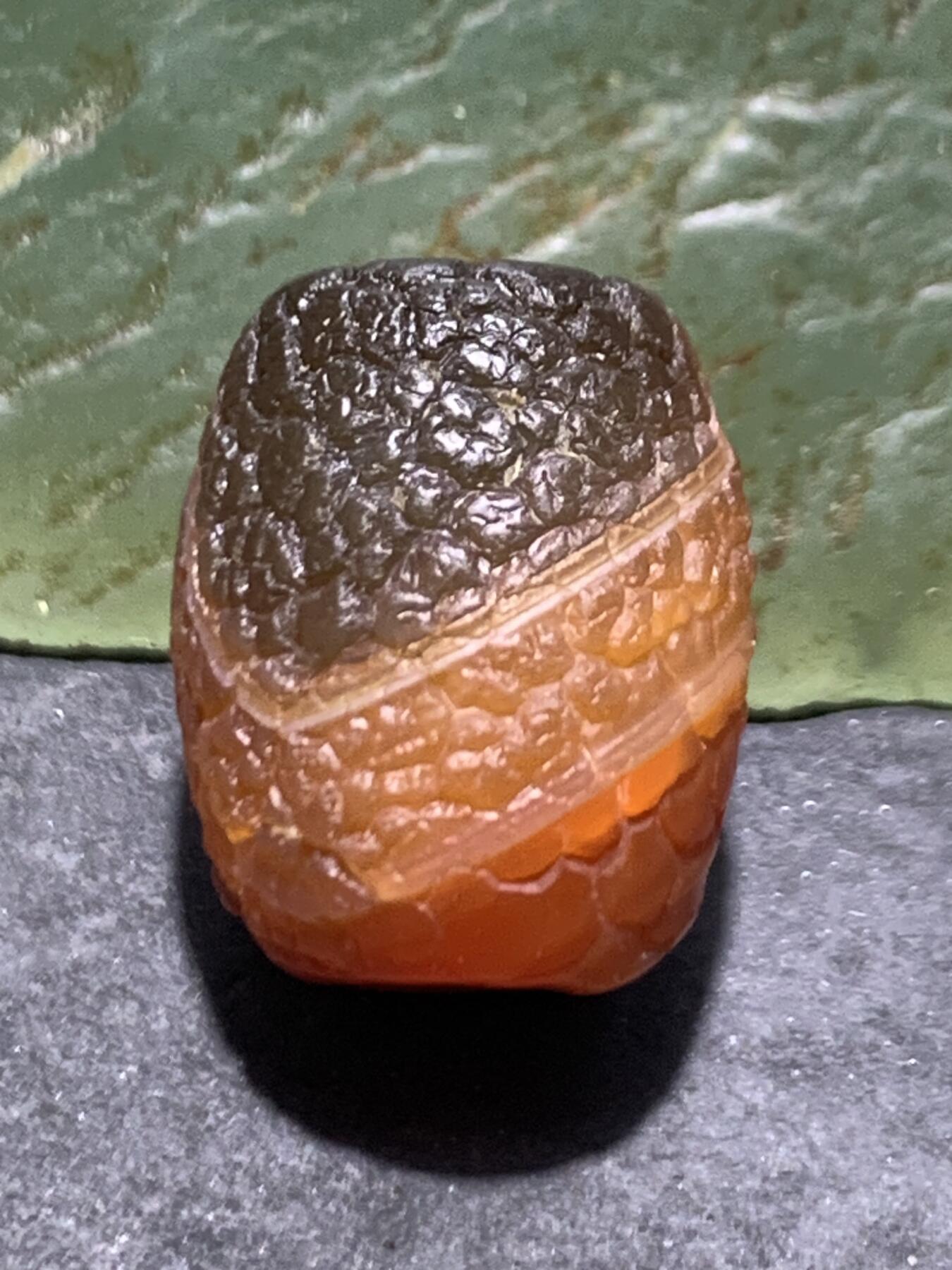 精美高玉化黑红色龙鳞风化纹玛瑙随形桶珠一颗 ，