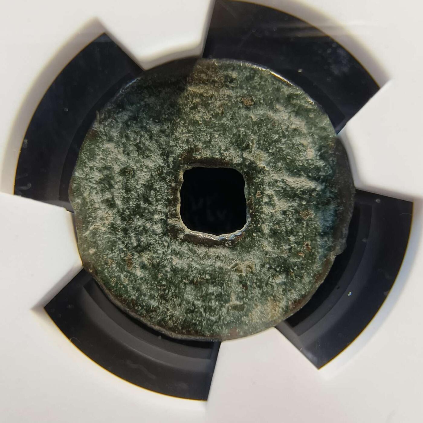 七河·世界币章矿标杂件每周小拍（总第36期）（周一结标） 稀有品种（5）k631 大唐西域粟特币 突骑施·托古斯 突昏十箭部双面钱  左侧三叉戟族徽（二类型） 华夏评级上美78分