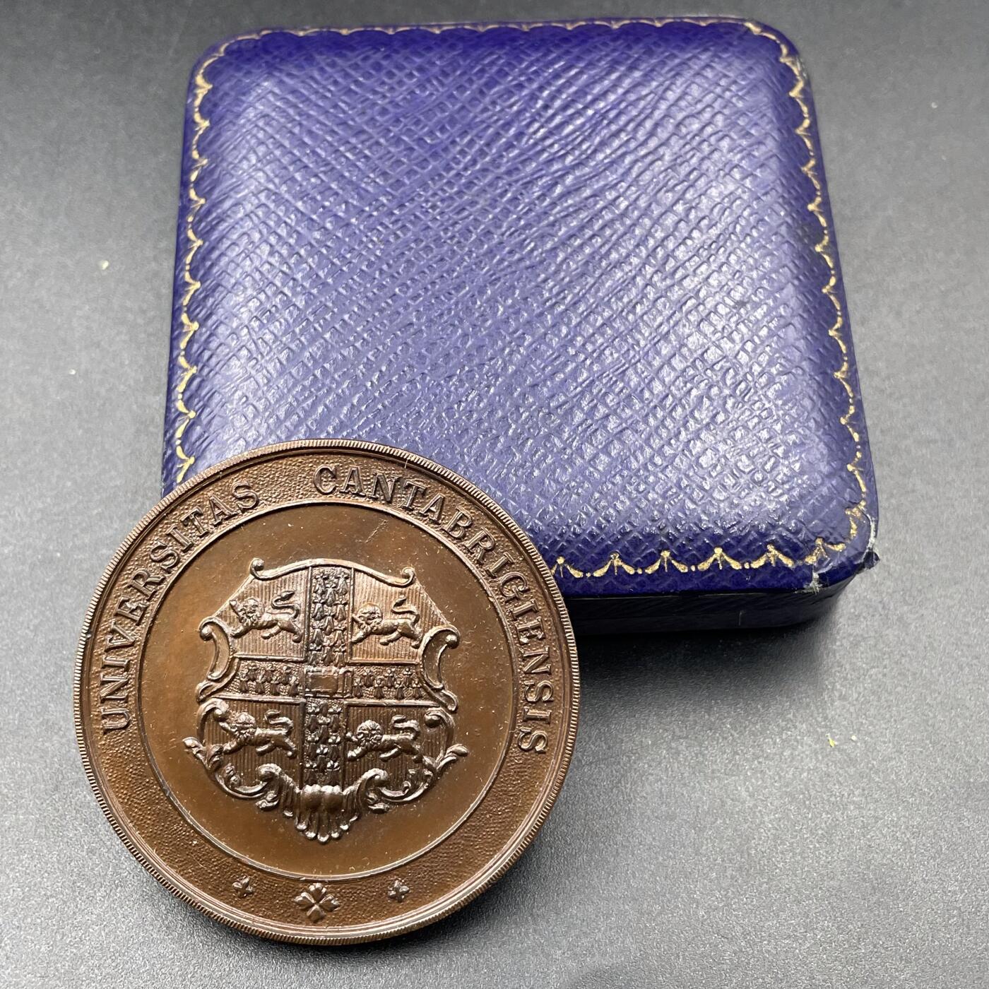 「木头集藏」章牌专场-第67场 1941年英国剑桥大学赛艇俱乐部原盒铜章，直径：50.5 mm，54.8 g，品相不错，原盒正常使用