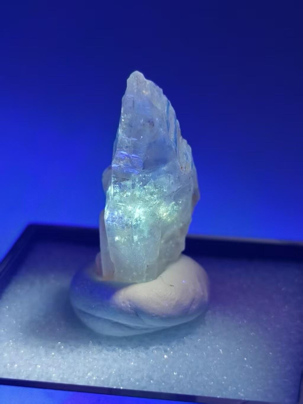 七河·世界币章矿标杂件每周小拍（总第36期）（周一结标） 藏家出品 X740（1）马达加斯加红泥油胆水晶原石矿标 盒子矿 本件拍品由合作藏家邮寄