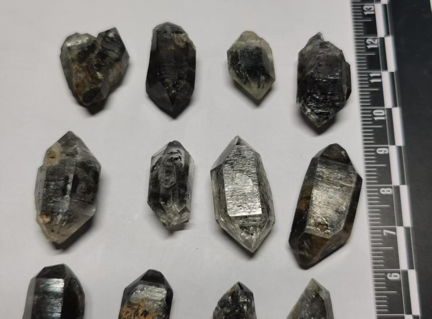 七河·世界币章矿标杂件每周小拍（总第36期）（周一结标） 藏家出品 X730（6） 暗色系云贵闪灵水晶原石一组16件 本件拍品由合作藏家邮寄