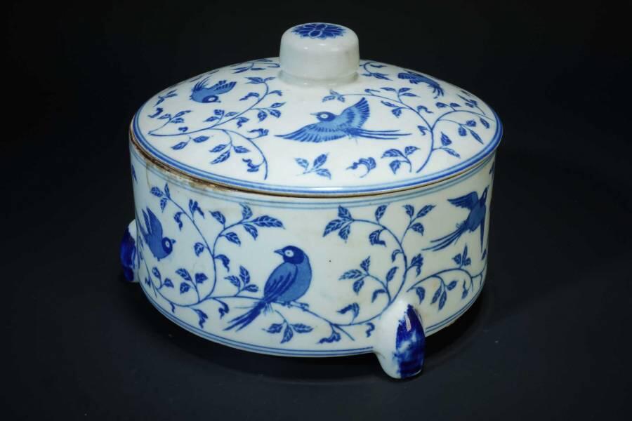 上海都达杂项专场十二（全场包邮】 青花花鸟纹三足盖罐83-60