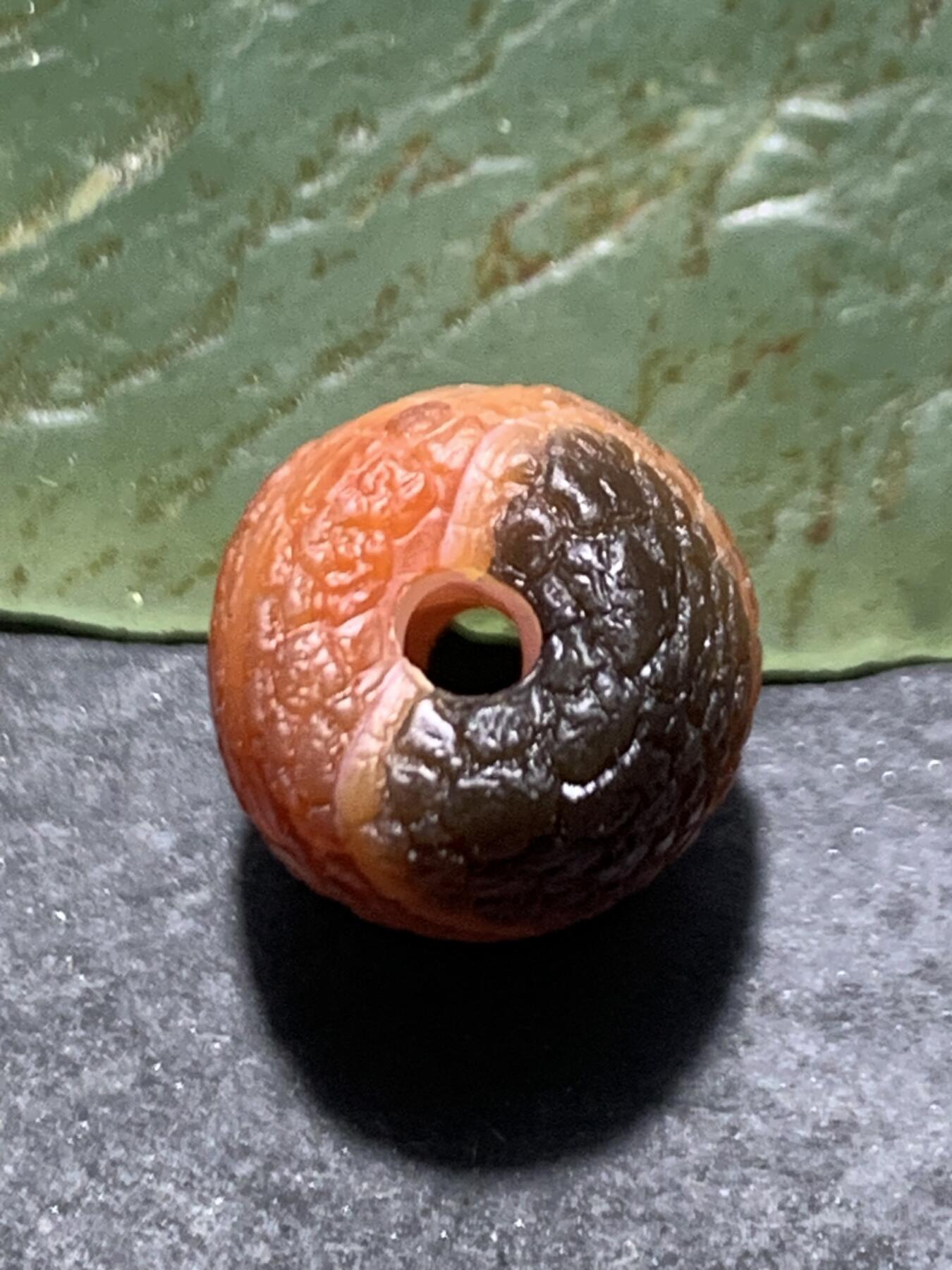 精美高玉化黑红色龙鳞风化纹玛瑙随形桶珠一颗 ，