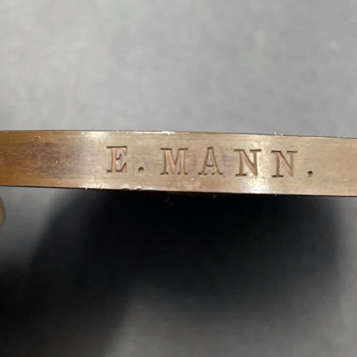 「木头集藏」章牌专场-第67场 1882年英国圣乐协会铜章，直径：51 mm， 62 g，圣乐协会成立于1832年，以推广亨德尔的宗教音乐而闻名，尤其每年举办的《弥赛亚》演出是伦敦的文化盛事。1882年，协会举办了第50届也是最后一届演出季，这枚章牌正是为了纪念这一落幕时刻而铸造，完整见证了19世纪英国古典音乐的一段重要历程。