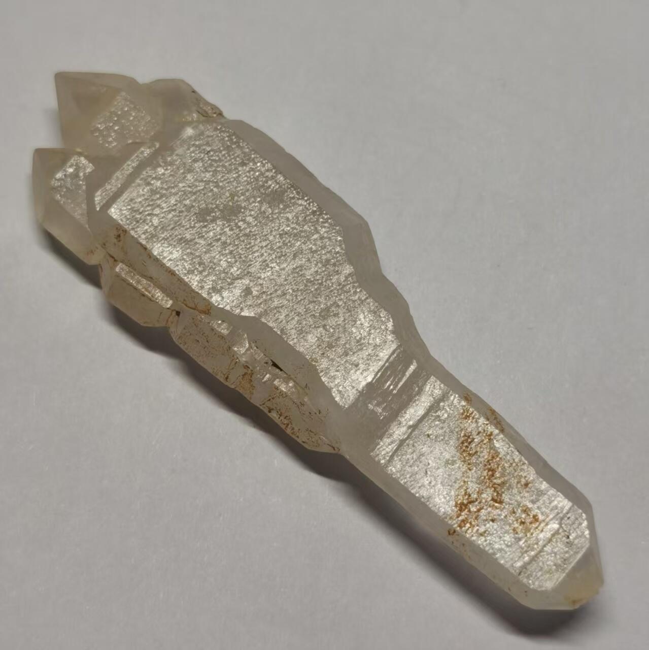 七河·世界币章矿标杂件每周小拍（总第36期）（周一结标） 藏家出品X694 云贵闪灵水晶 造型品种 爪子形状手握 本件拍品由合作藏家邮寄