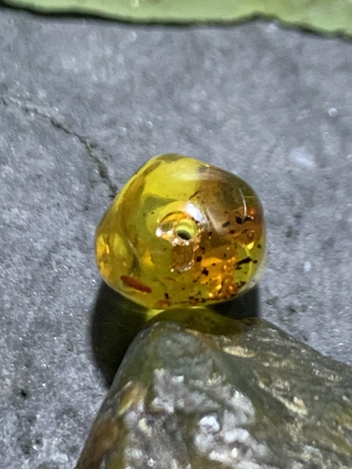 乌克兰花珀随形珠一个，