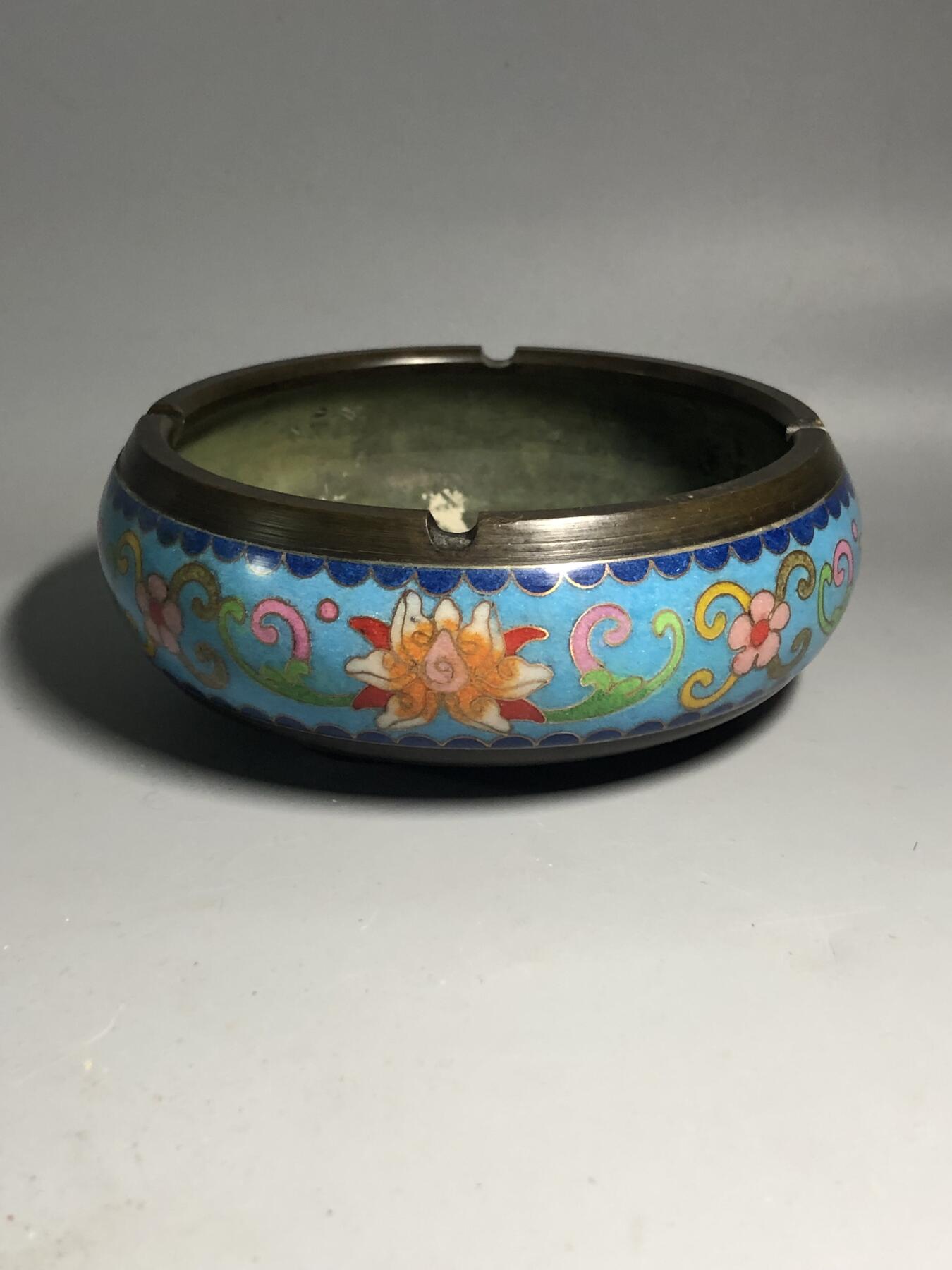 第五期杂项配饰拍卖 铜胎珐琅彩香炉有缺损