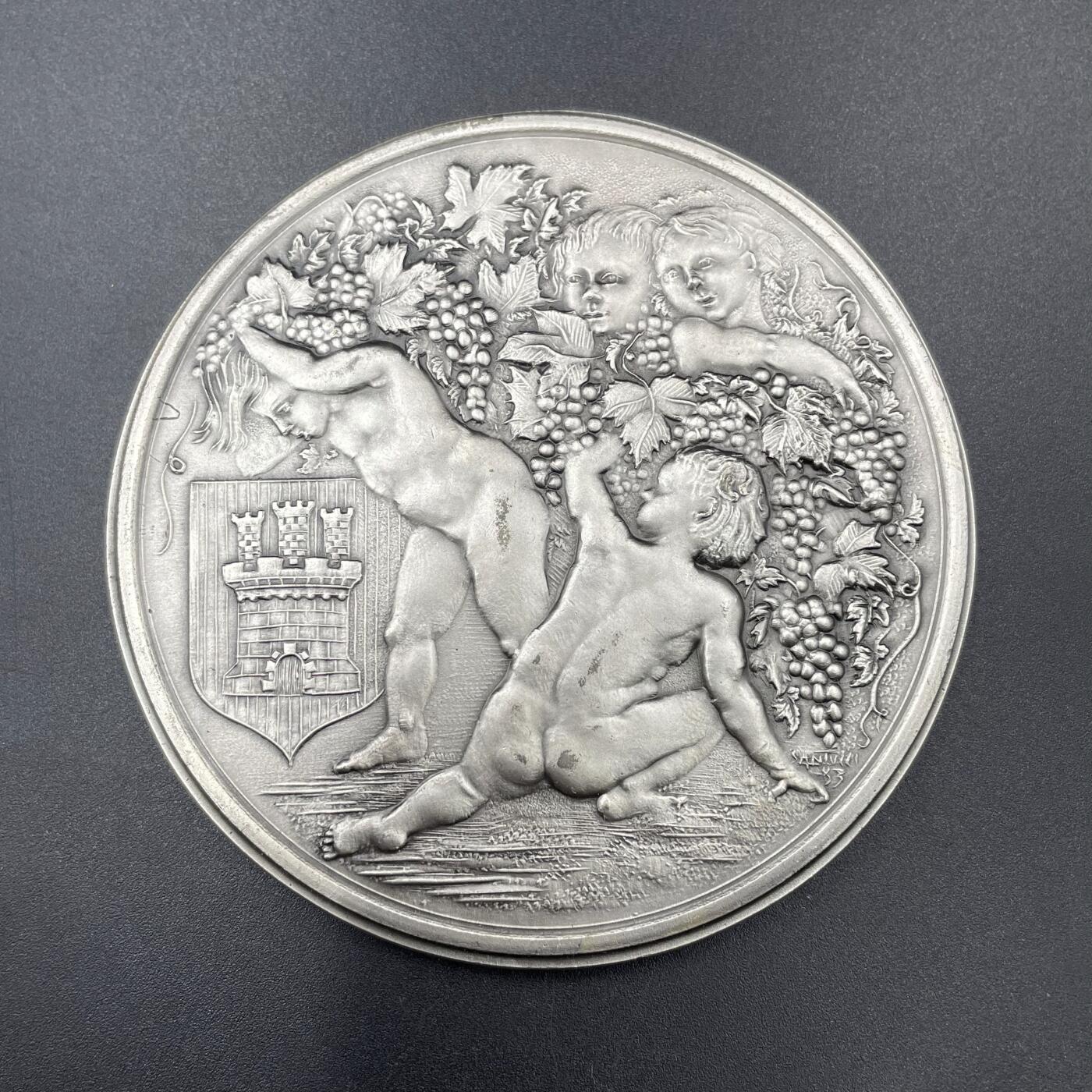 「木头集藏」章牌专场-第67场 Santucci~儿童与葡萄镀银大铜章（留边），直径：80 mm，196.8g，边铭：BRONZE，保留了额外的边缘，属于限量留边款。