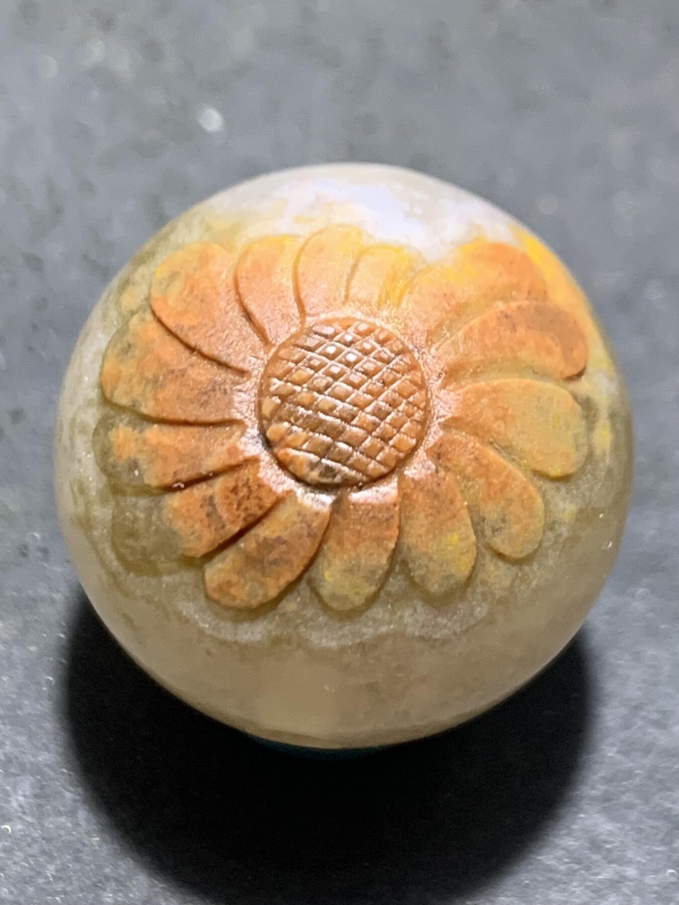 精美冰飘亚光战国红玛瑙手工俏色巧雕双面太阳花圆珠一个，