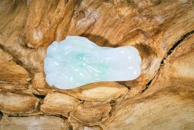 上海都达杂项专场十二（全场包邮】 - 天然冰糯种带绿翡翠（A货）精雕《百财》挂件89-11