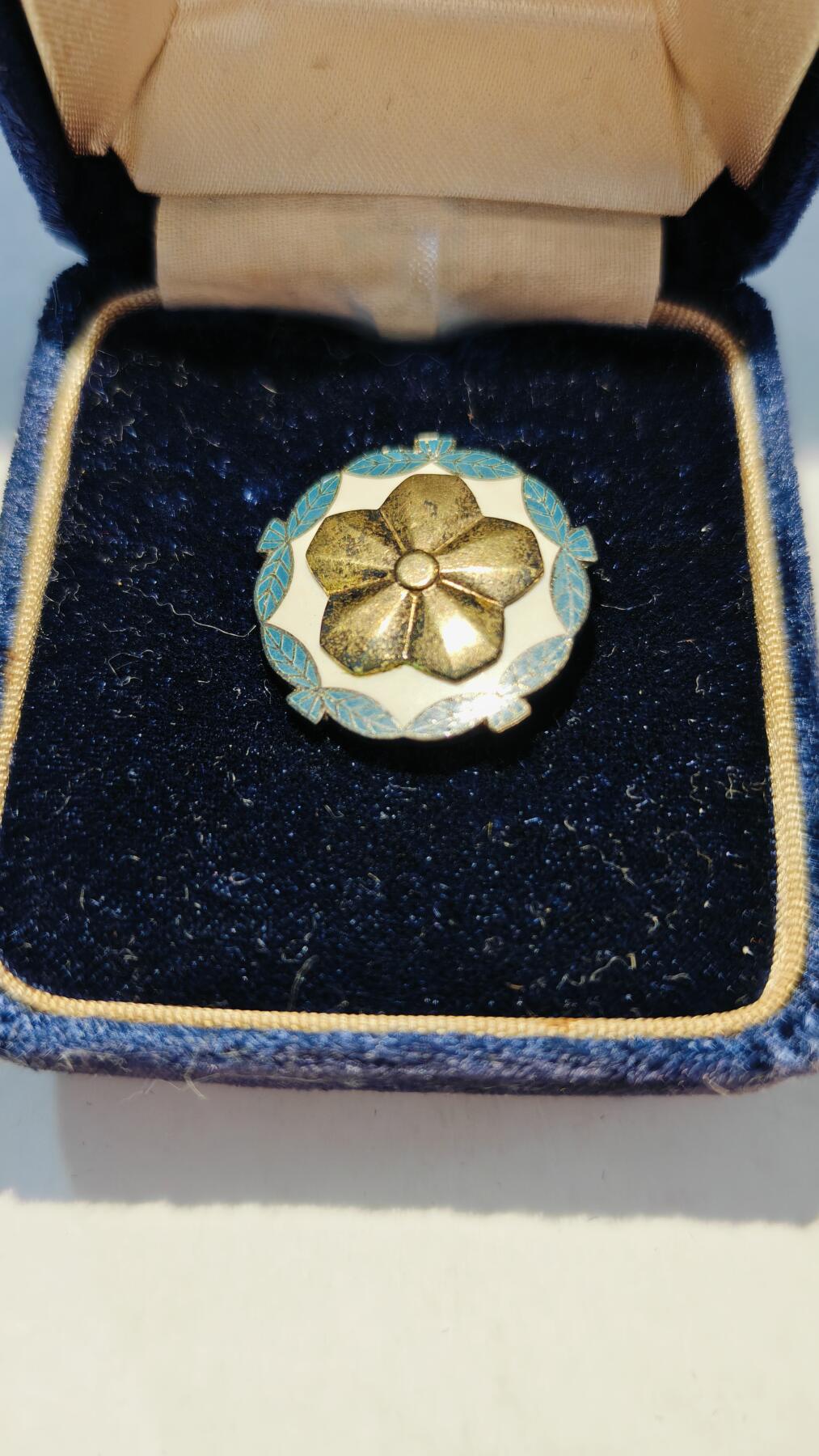 东亚勋章徽章主题拍卖7（80件） 警视厅精励章（少见老版本 纯银9g 珐琅制 ）（发的少，现在是合金两根刺马针）