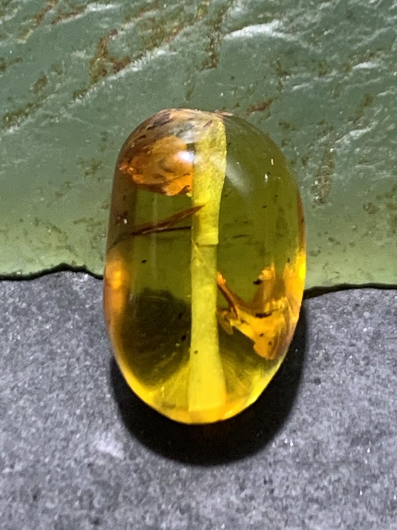 乌克兰花珀随形珠一个，