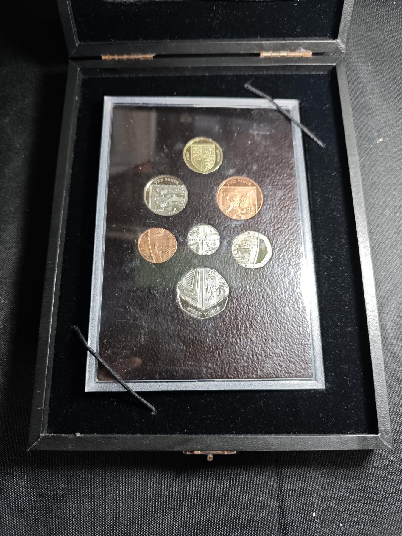 KK钱币收藏小铺  第400期  百期特拍（四拍之四）2月预留时间 周末发货  2008英国女王盾牌精制套币 盒证齐全