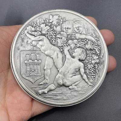 「木头集藏」章牌专场-第67场 - Santucci~儿童与葡萄镀银大铜章（留边），直径：80 mm，196.8g，边铭：BRONZE，保留了额外的边缘，属于限量留边款。