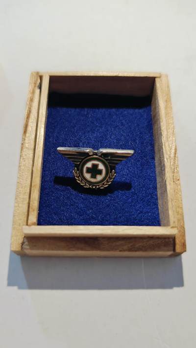 东亚勋章徽章主题拍卖7（80件） - 交通安全绿十字略章