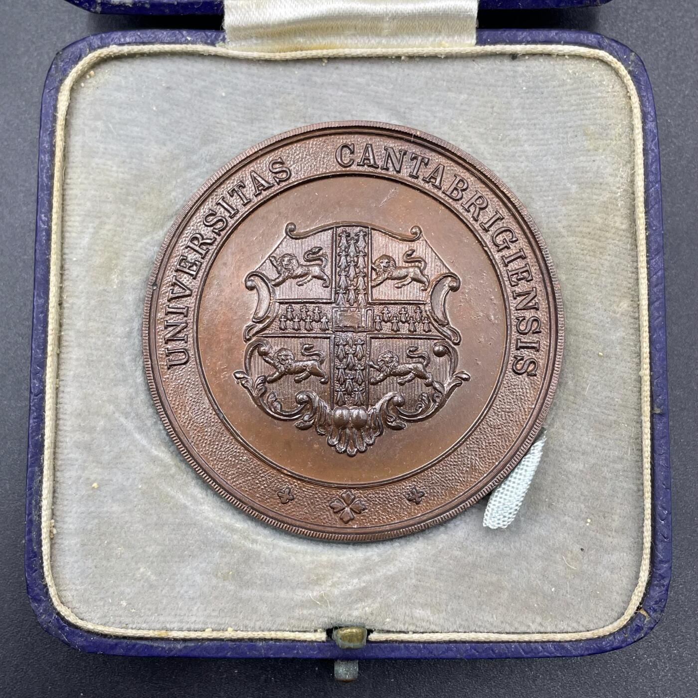 「木头集藏」章牌专场-第67场 1941年英国剑桥大学赛艇俱乐部原盒铜章，直径：50.5 mm，54.8 g，品相不错，原盒正常使用