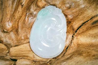 上海都达杂项专场十二（全场包邮】 - 天然冰糯种飘绿翡翠（A货）精雕《吉祥如意》挂件89-10