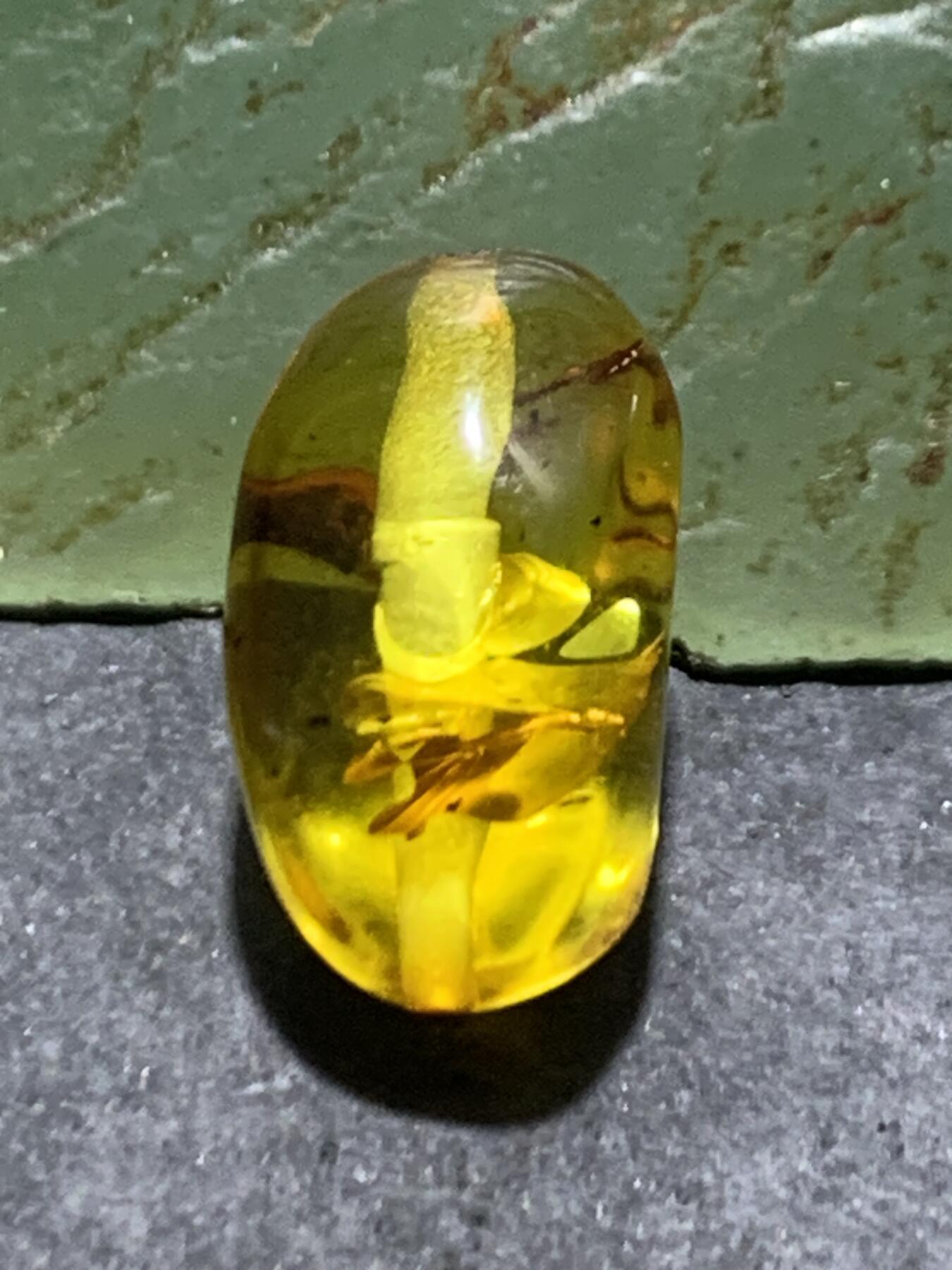 乌克兰花珀随形珠一个，