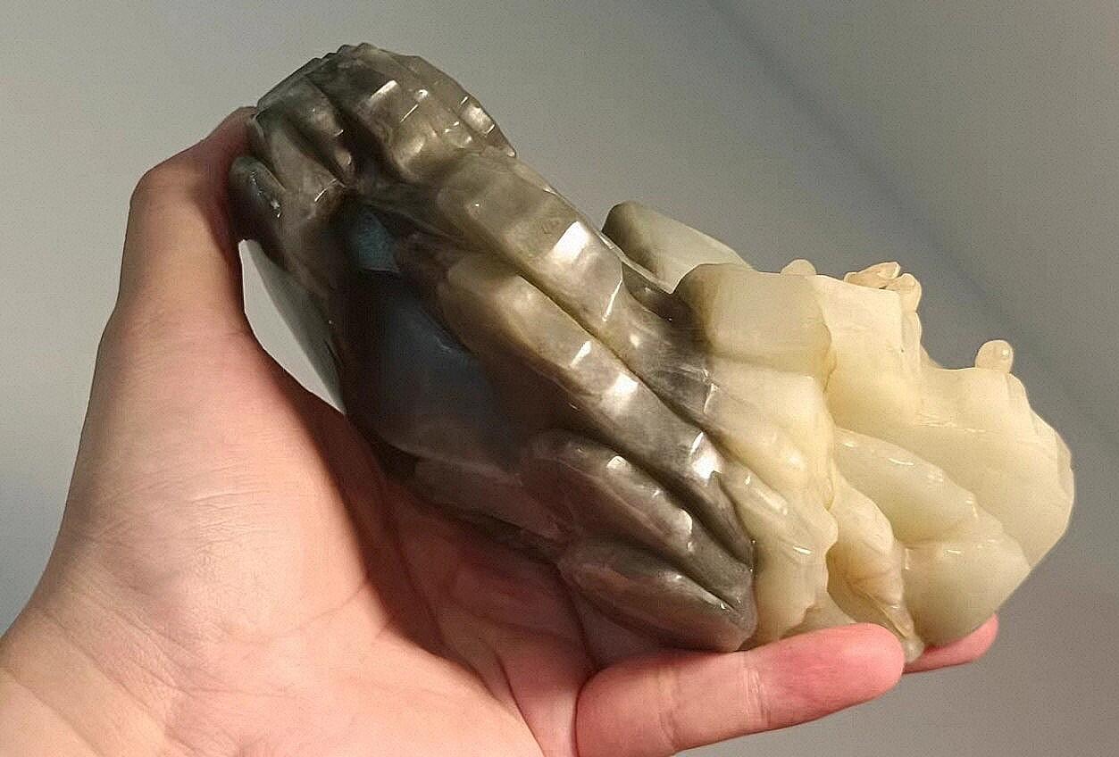 老和田玉正宗籽料巧雕山子摆件  老和田玉籽料巧雕山子摆件  