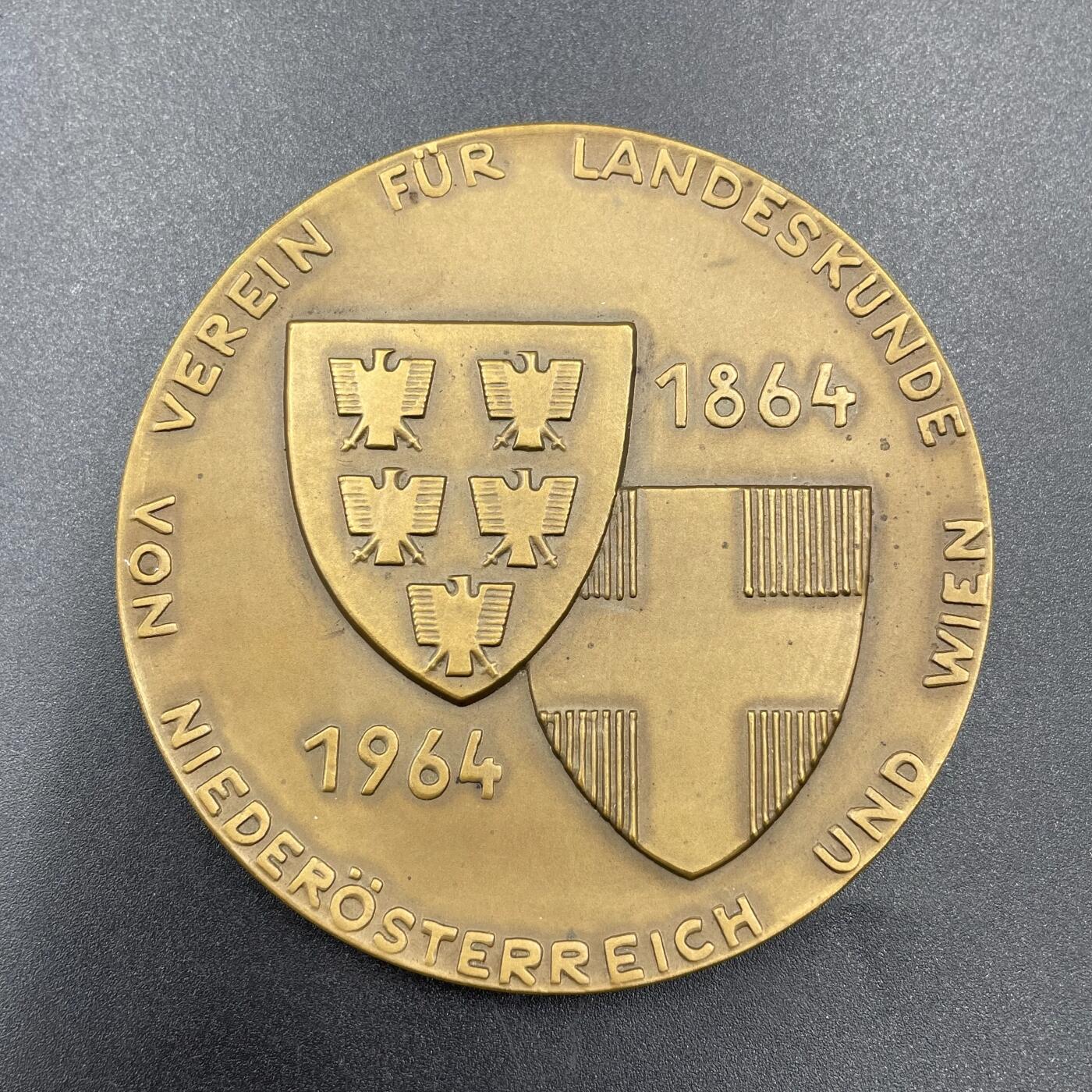 「木头集藏」章牌专场-第67场 1964年奥地利下奥地利和维也纳地方学协会成立纪念铜章，  直径：70mm，正面是下奥地利州和维也纳州的纹章，背面是两州的地图。维也纳州、下奥地利州、上奥地利州共同组成奥地利的历史核心地区。