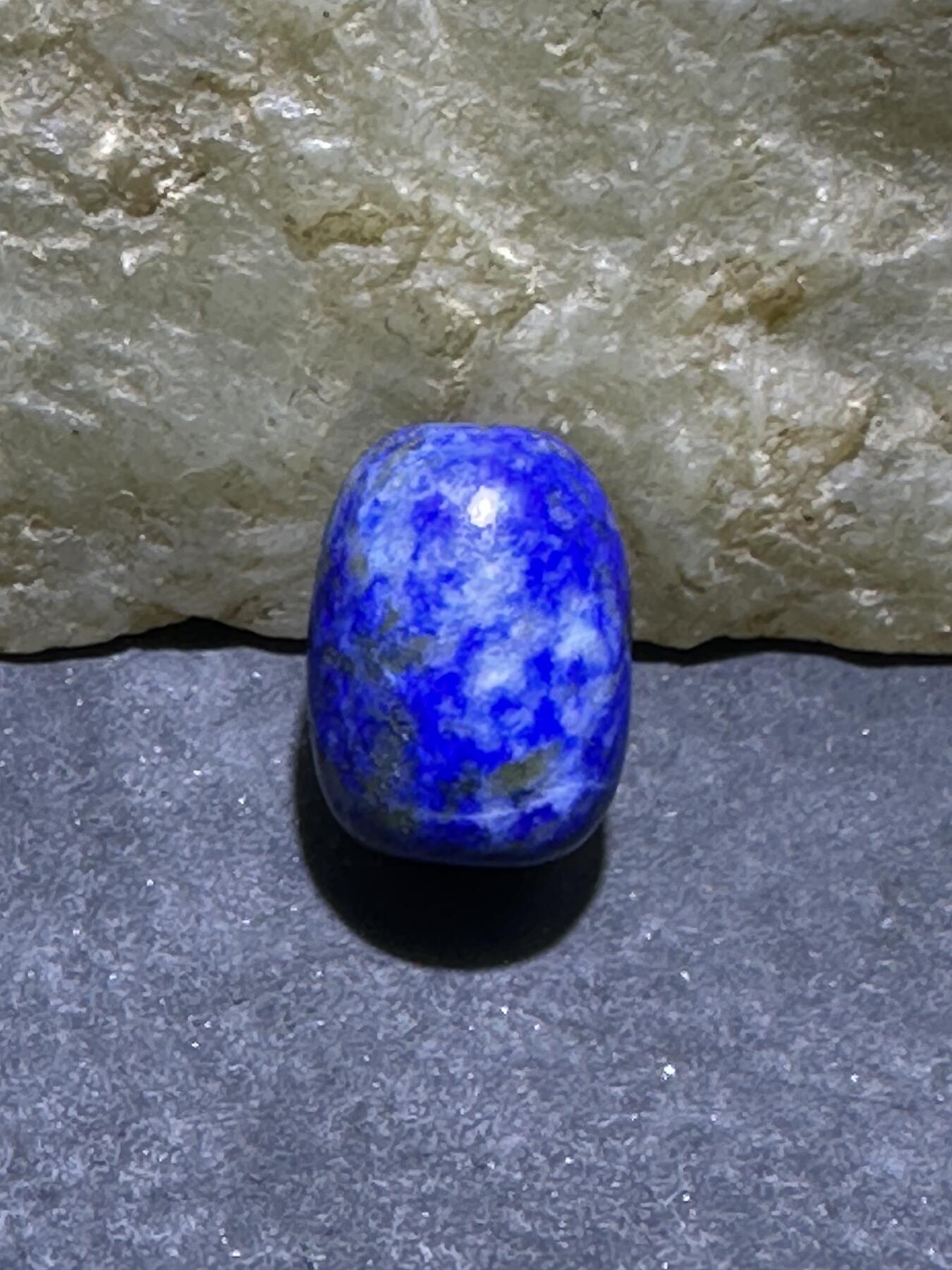 阿富汗老矿青金石随形小桶珠一颗，