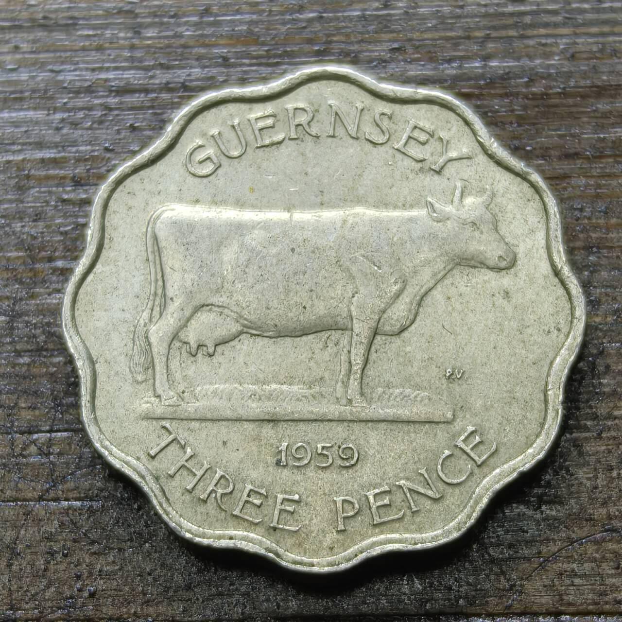 【铜匠收藏】★第142★散币专场 不寄存，30包邮。不满30元，支付5元运费。《接受代拍 代送NGC评级》 35【无寄存】根西 1959年 3便士 奶牛