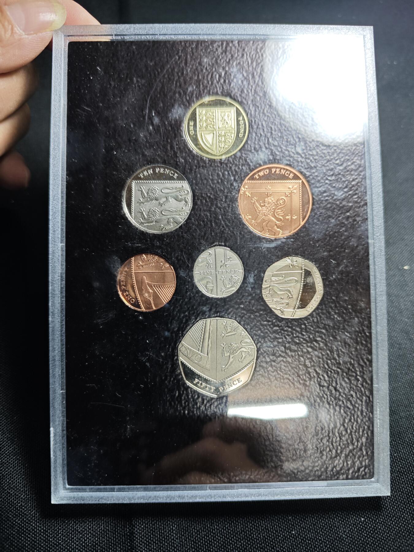 KK钱币收藏小铺  第400期  百期特拍（四拍之四）2月预留时间 周末发货  2008英国女王盾牌精制套币 盒证齐全