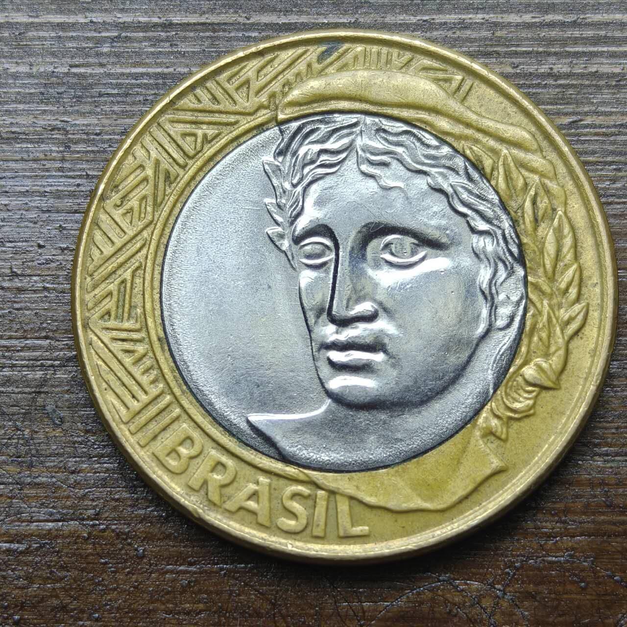 【铜匠收藏】★第142★散币专场 不寄存，30包邮。不满30元，支付5元运费。《接受代拍 代送NGC评级》 83【无寄存】巴西 2005年 1雷亚尔 人物双色硬币