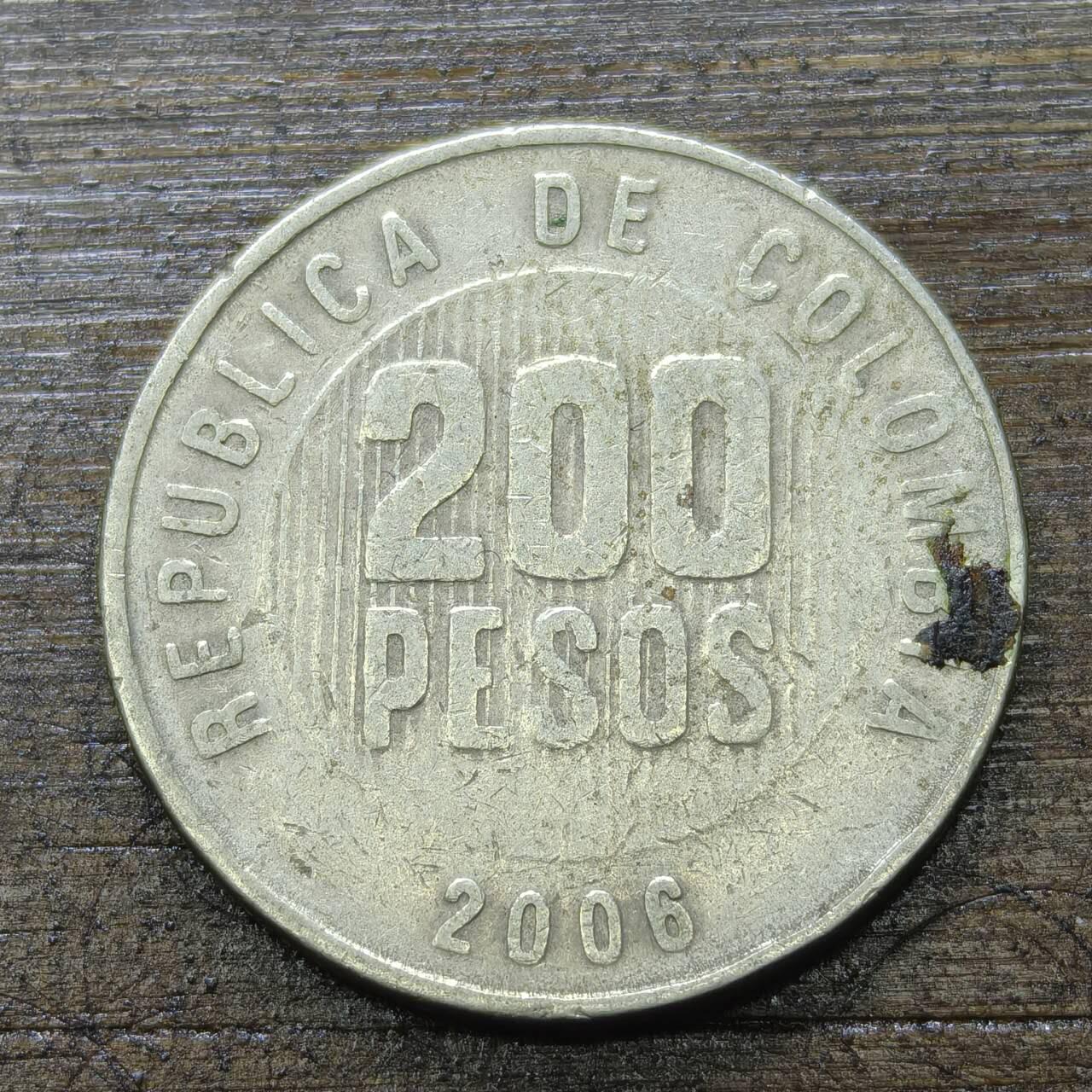 【铜匠收藏】★第142★散币专场 不寄存，30包邮。不满30元，支付5元运费。《接受代拍 代送NGC评级》 34【无寄存】2006年 哥伦比亚 200比索 镍铜币