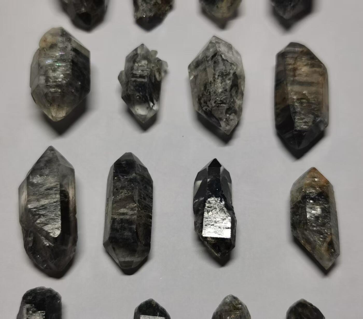 七河·世界币章矿标杂件每周小拍（总第36期）（周一结标） 藏家出品 X730（6） 暗色系云贵闪灵水晶原石一组16件 本件拍品由合作藏家邮寄