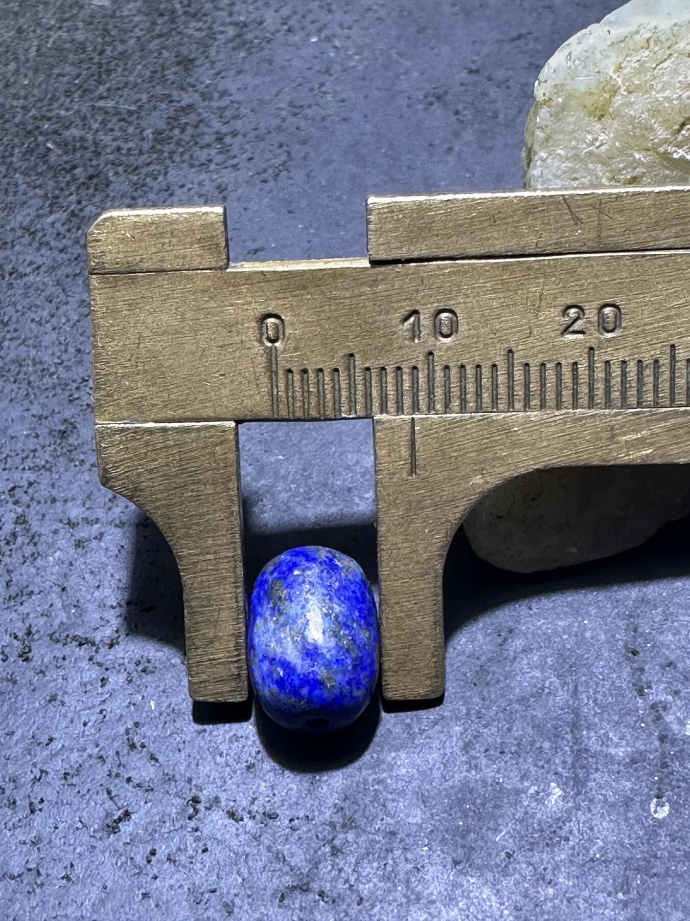 阿富汗老矿青金石随形小桶珠一颗，