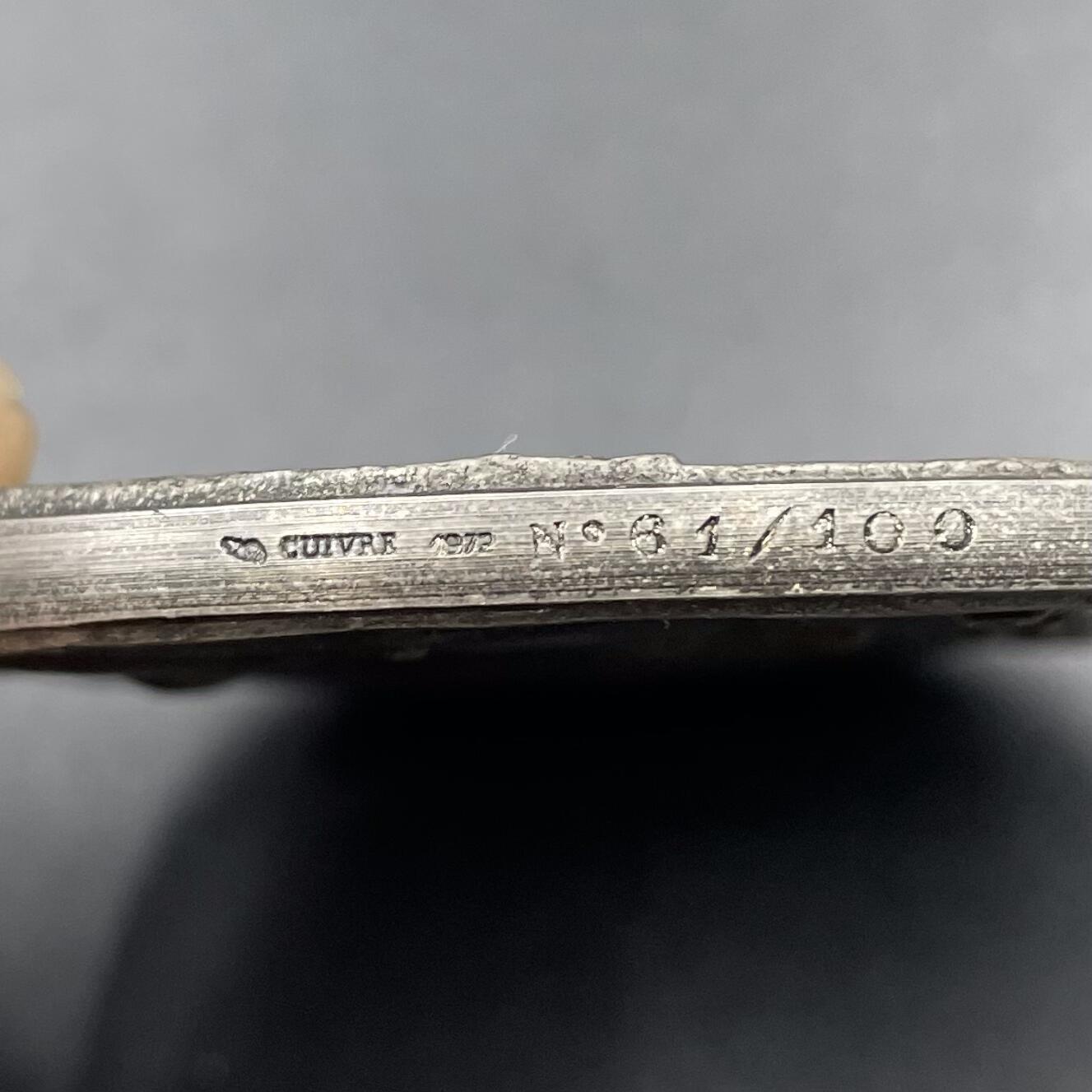 「木头集藏」章牌专场-第67场 黄帝限量镀银大铜章， 材质红铜镀银，直径：72 mm，178 g，编号61，限量发行100枚，巴黎造币厂铸造。正面为黄帝像，背面是针灸铜人图案，并有阴阳鱼符号。