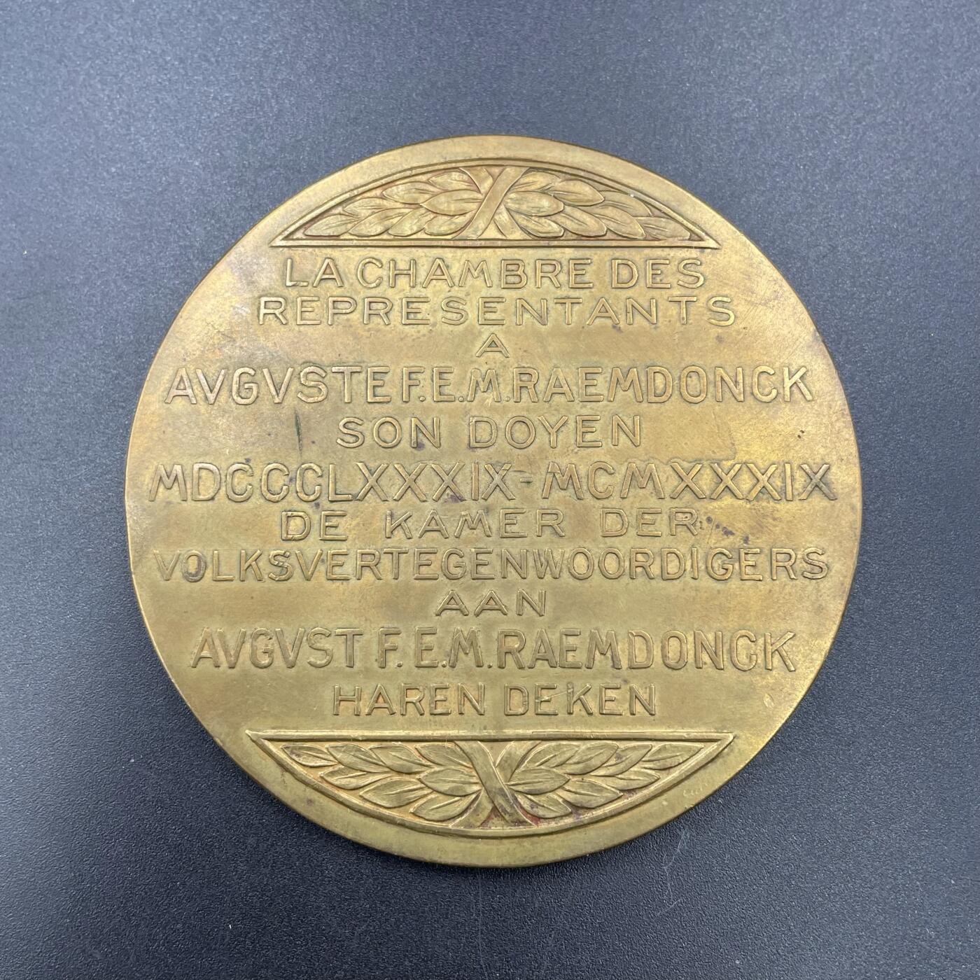 「木头集藏」章牌专场-第67场 G.Devreese～荷兰政治家奥古斯特·雷姆登克纪念大铜章，直径：70 mm，132g。正面刻画了荷兰政治家、曾任40年众议院议长的奥古斯特·雷姆登克左侧胸像。背面装饰花边烘托中央法语、荷兰语双语铭文，大意为“众议院议长奥古斯特·雷姆登克 1889年至1939年”。