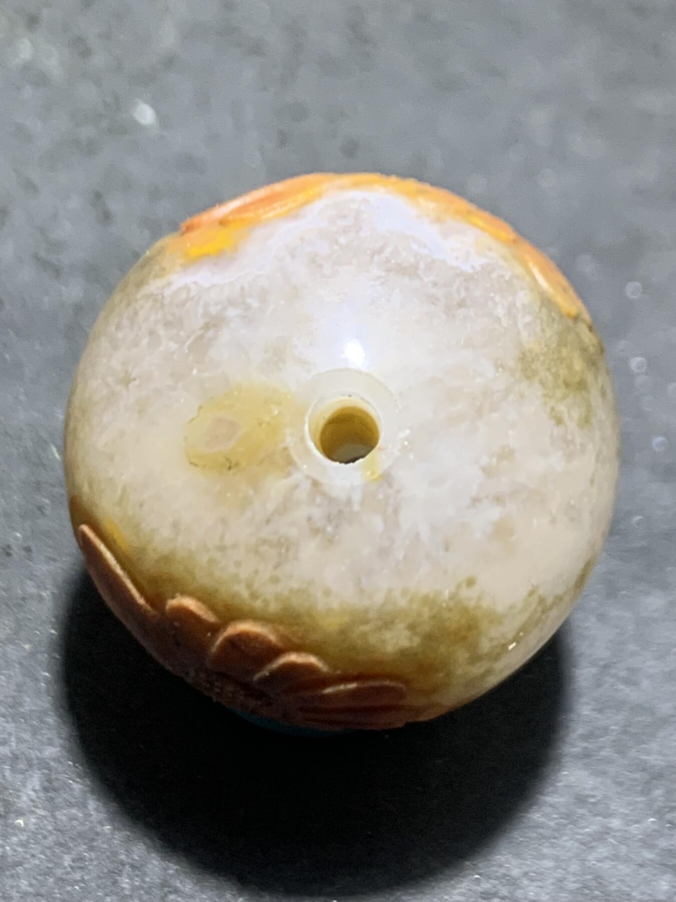 精美冰飘亚光战国红玛瑙手工俏色巧雕双面太阳花圆珠一个，