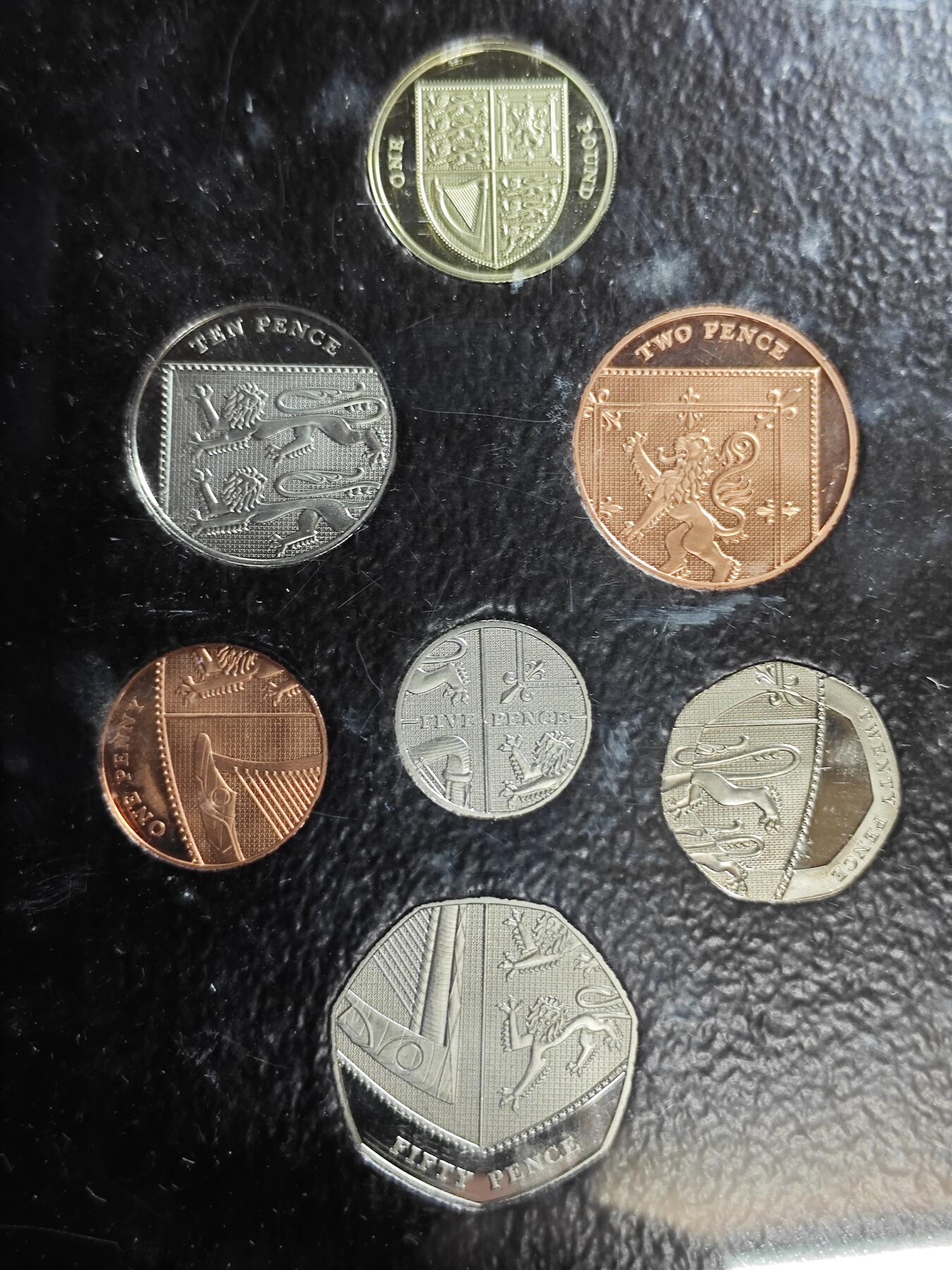 KK钱币收藏小铺  第400期  百期特拍（四拍之四）2月预留时间 周末发货  2008英国女王盾牌精制套币 盒证齐全