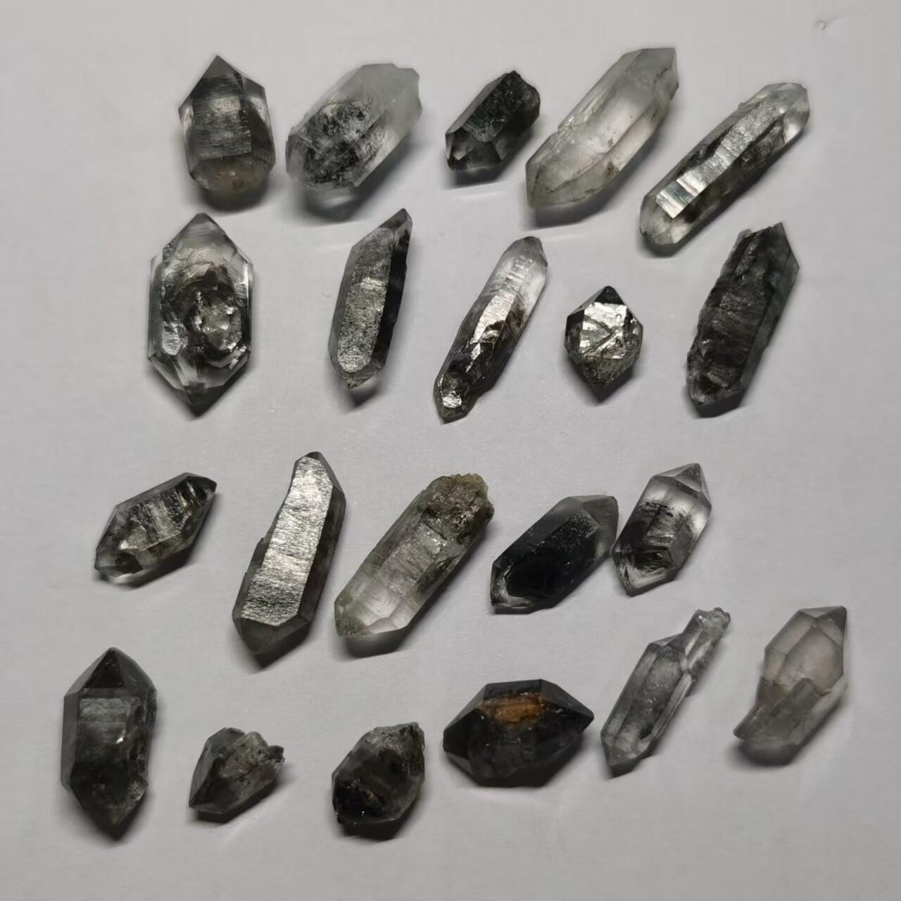 七河·世界币章矿标杂件每周小拍（总第36期）（周一结标） 藏家出品X638（12） 云贵闪灵钻 闪灵水晶 一组21个 本件拍品由合作藏家负责邮寄