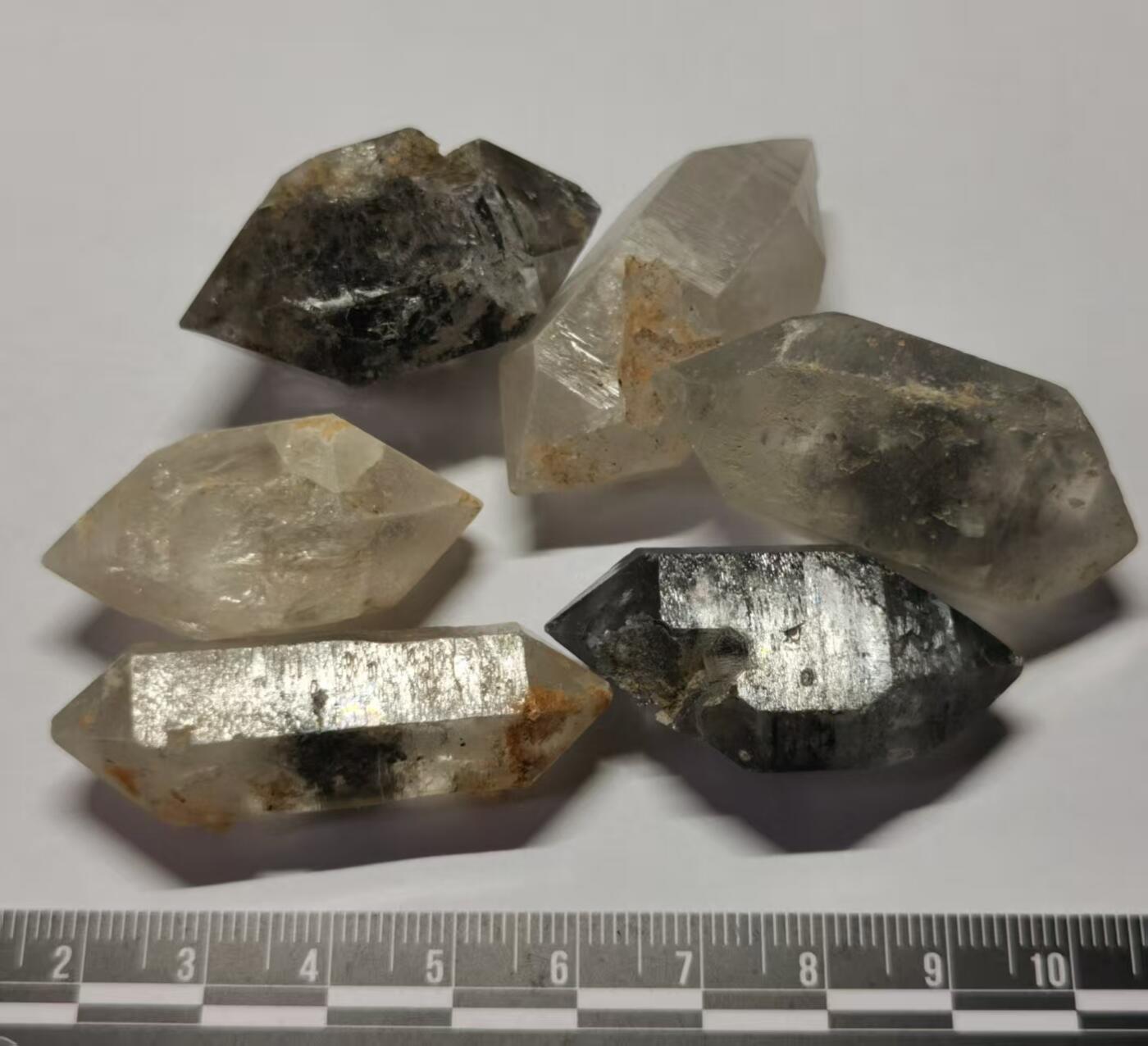 七河·世界币章矿标杂件每周小拍（总第36期）（周一结标）  藏家出品X723（11） 比较大个头的云贵闪灵水晶原石 一组 6 件 总共重量约 100 克左右 本件拍品由合作藏家邮寄