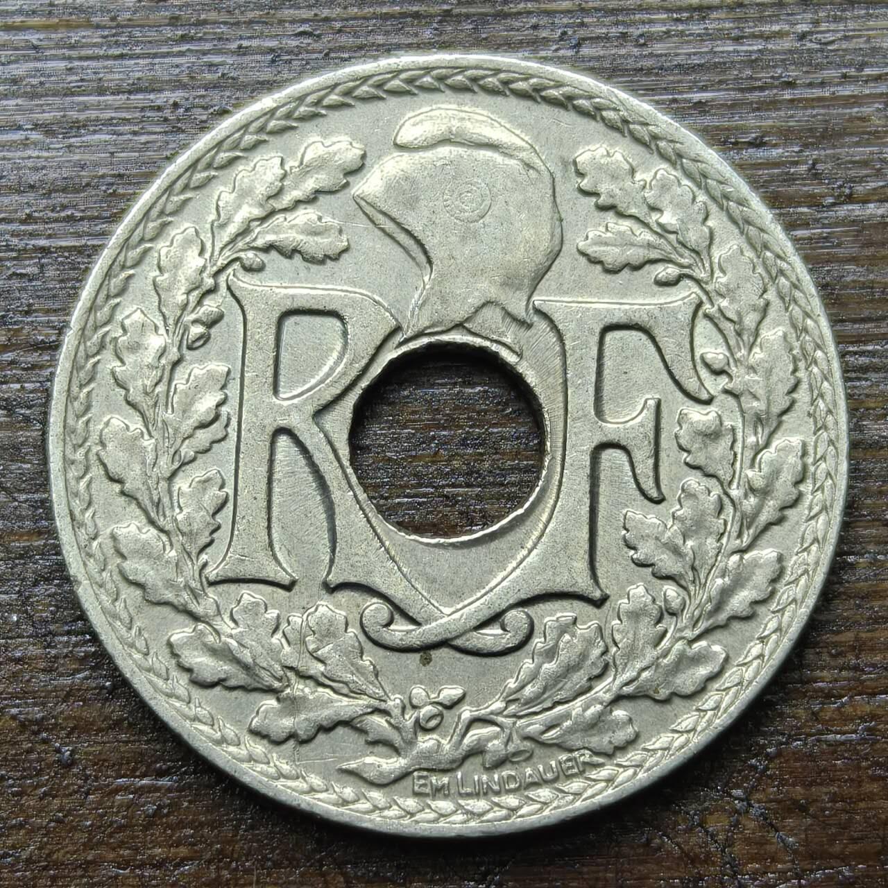 【铜匠收藏】★第142★散币专场 不寄存，30包邮。不满30元，支付5元运费。《接受代拍 代送NGC评级》 66【无寄存】法国 1938年 10分 中孔 镍青铜币