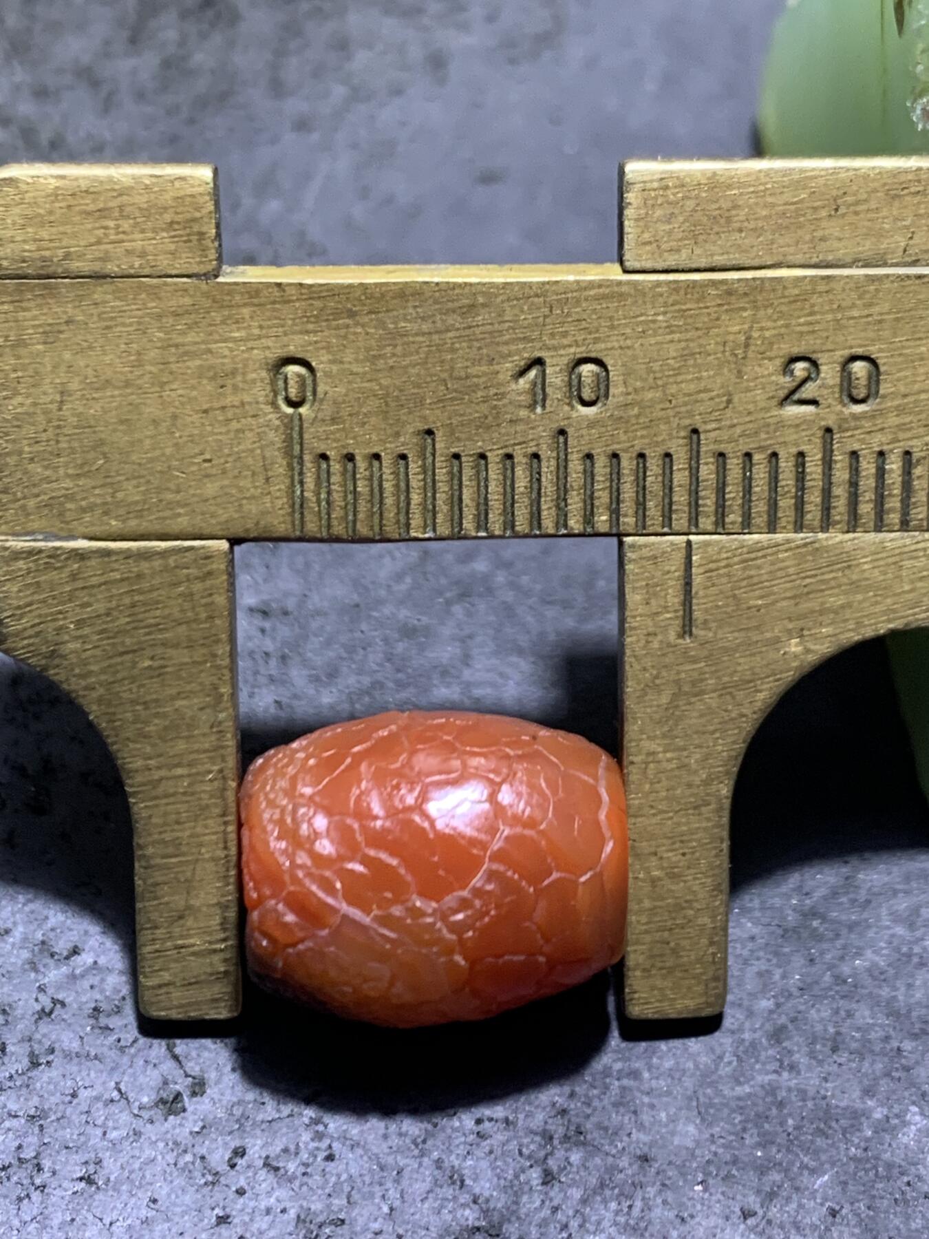 精美高玉化黑红色龙鳞风化纹玛瑙随形桶珠一颗 ，